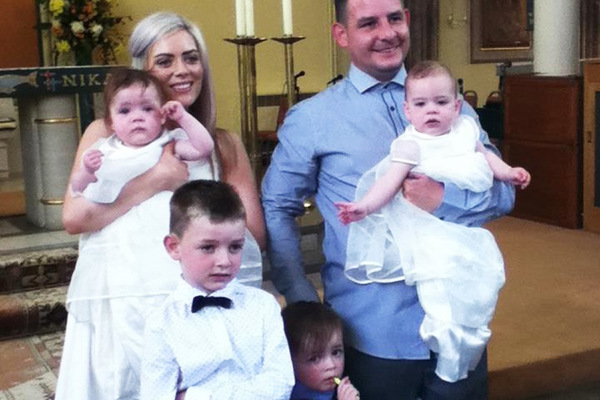 Эмили Корриган с мужем и детьми