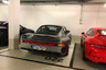 На парковке музея Porsche тоже попадаются настоящие раритеты. Модель 959 считается первым гиперкаром в истории. Всего с 1986 по 1988 год было выпущено 337 купе.  