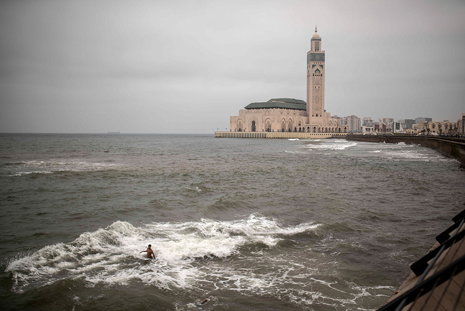 Мальчик купается в океане в Касабланке