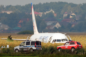 Жесткая посадка самолета Airbus в поле под Москвой Столкновение с птицами, взрыв и пострадавшие дети: все, что известно о ЧП