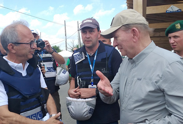 Леонид Кучма беседует с представителями ОБСЕ в Станице Луганской