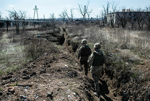 Украинские солдаты в день президентских выборов. Деревня Мариинка неподалеку от Донецка 