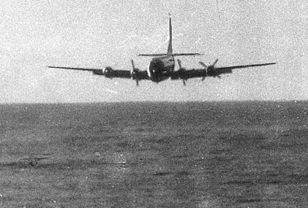 Самолет приводнялся самостоятельно — пилоты выключили двигатели, выпустили закрылки и покинули кабину в надежде увеличить свои шансы на выживание. 