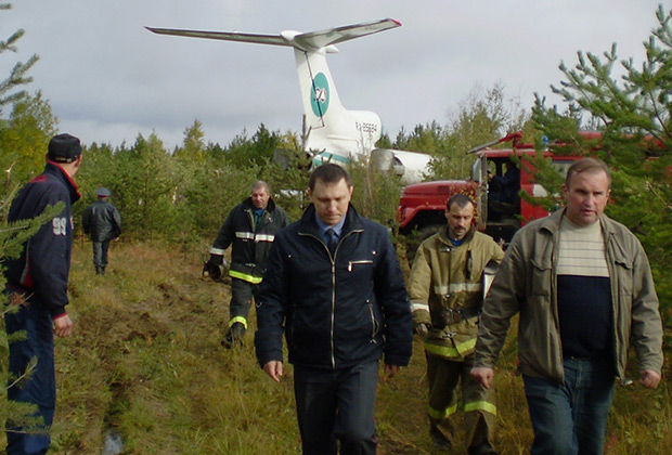 К месту посадки Ту-154М на заброшенном аэродроме Ижмы оперативно прибыли сотрудники МЧС и пожарные расчеты.