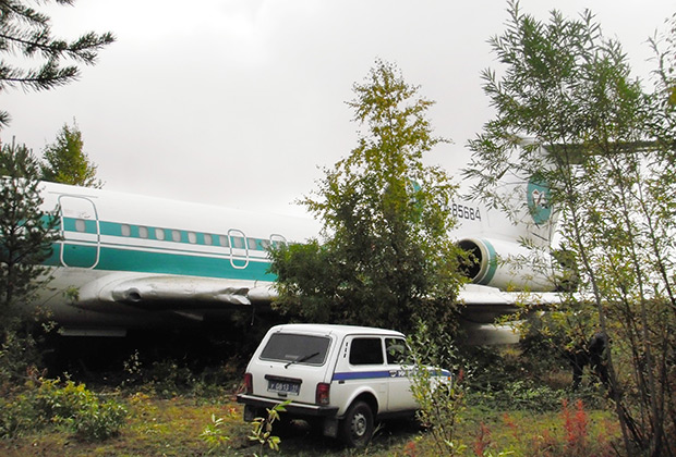 Деревья и кустарники за пределами взлетно-посадочной полосы заброшенного аэродрома Ижма затормозили движение самолета.