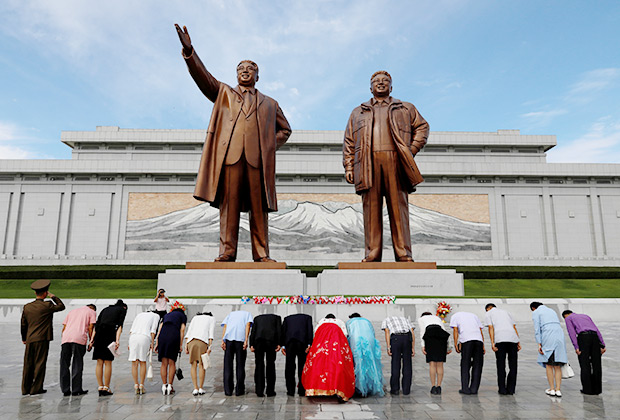 Памятник Ким Чен Иру и Ким Ир Сену