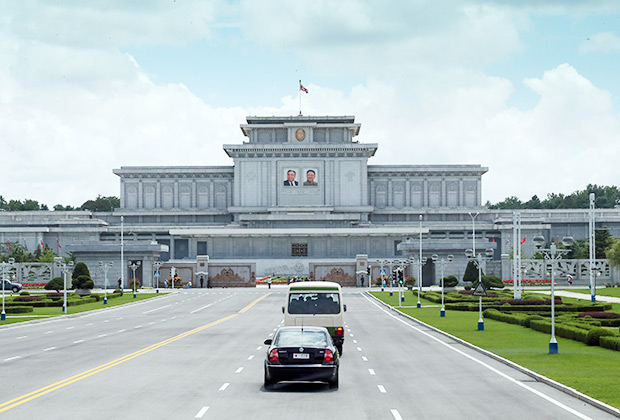 Кымсусанский дворец Солнца (Мавзолей и музей Ким Ир Сена)