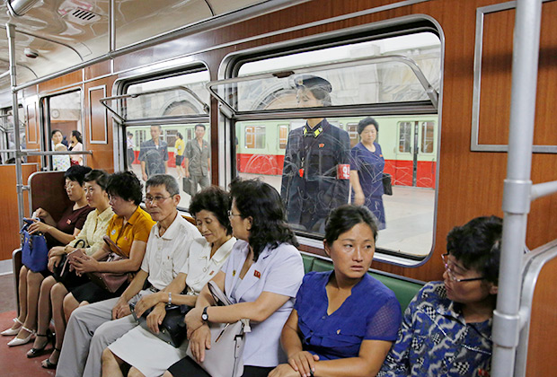 В вагоне метро Пхеньяна