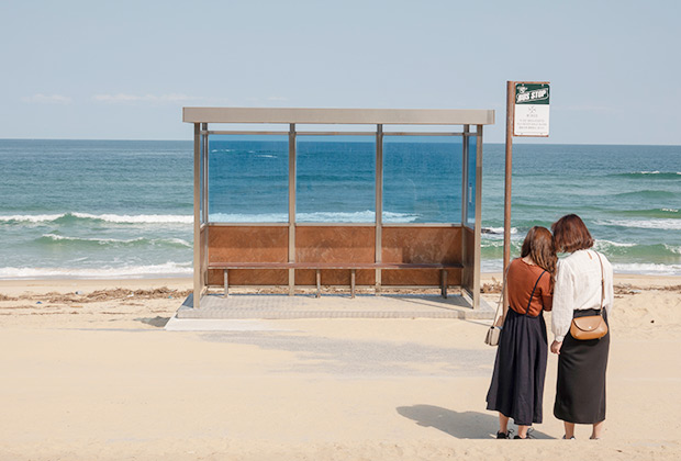 Девушки на пляже в окрестностях столицы Южной Кореи