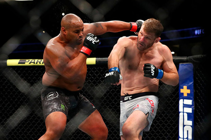 Американский великан нокаутировал лучшего бойца UFC и вернул титул чемпиона