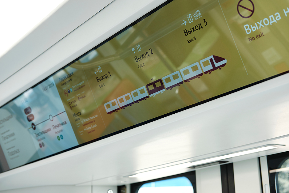 В новой модификации «Иволги» оборудованы большими экранами, на которые будет выводиться вся необходимая пассажирам информация о поезде: направление, следующая и конечная станции, пересадки и многое другое. Также в поезде увеличат число USB-зарядок — в семивагонном составе одновременно заряжать свои гаджеты смогут почти 500 человек.

