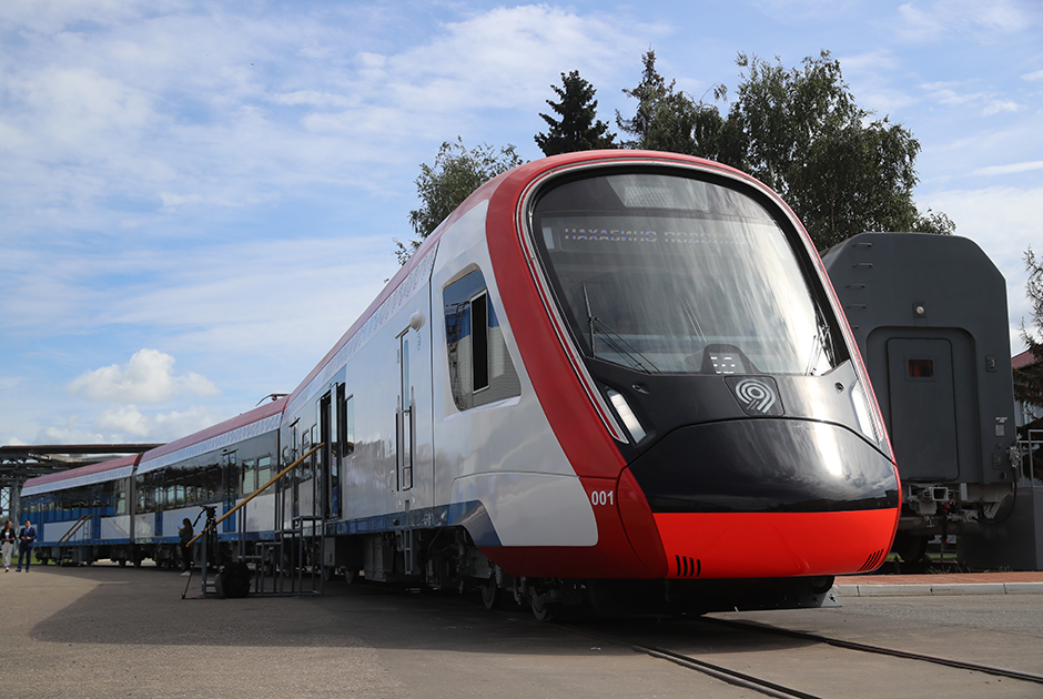 Презентация новых поездов прошла на Тверском вагоностроительном заводе (входит в состав АО «Трансмашхолдинг», которое является крупнейшим в стране производителем подвижного состава для железнодорожного и городского рельсового транспорта).


