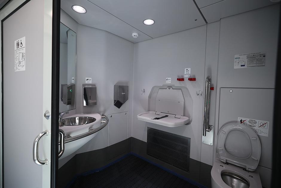 В электропоездах ЭГ2Тв «Иволга» туалетные комнаты оборудованы сенсорными устройствами (мыло и вода, сушилки для рук), а также пеленальным столиком для удобства проезда с самыми маленькими пассажирами.

