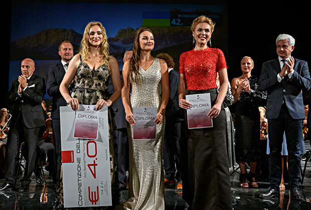 Победительница конкурса Анна Бондаренко и обладательницы второй и третьей премий Виктория Каркачева и Юлия Музыченко