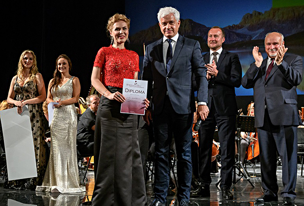 Победительница конкурса Анна Бондаренко и основатель Competizione dell`Opera Ханс-Йоахим Фрай