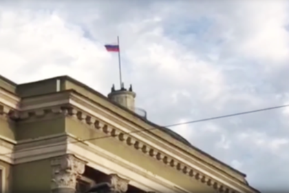 Над Донецком подняли российский флаг