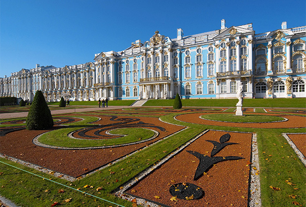 Большой Екатерининский дворец был заложен еще матерью Елизаветы императрицей Екатериной I, но именно при ее дочке приобрел близкий к современному вид.