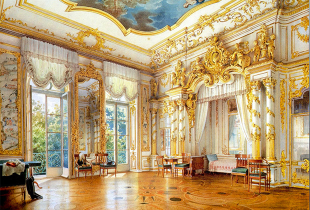 Подобно Людовику XIV, Елизавета сделала дворец центром политической жизни, окружив себя многочисленными церемониями. Как и у короля-солнца, у нее была роскошная спальня, мало приспособленная собственно для сна. Зато спальный зал демонстрировал величие ее власти.