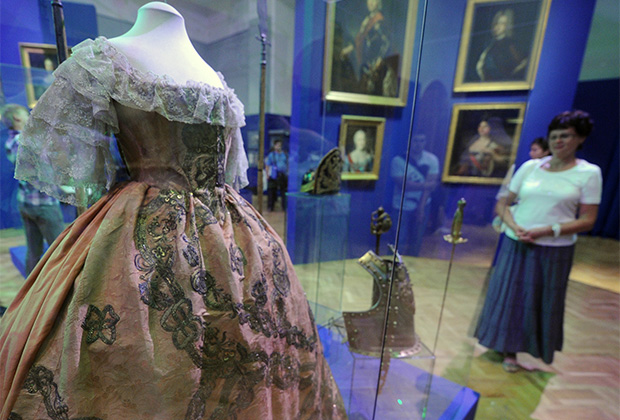 Считается, что за свою жизнь в гардеробе императрицы побывало более 15 тысяч платьев.