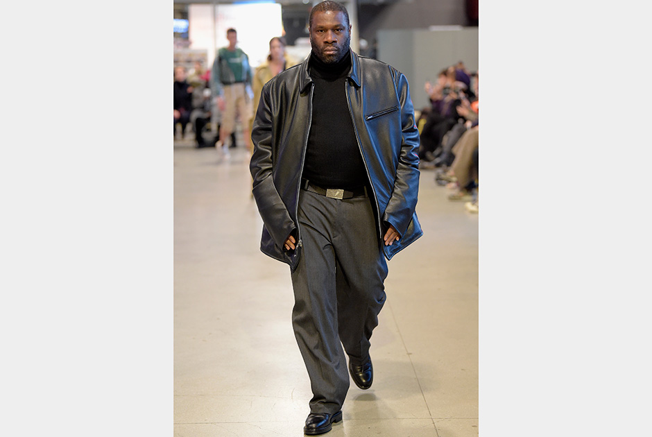 На показе коллекции Vetements осень-зима 2017 черную кожаную куртку в стиле Морфиуса надели на чернокожую модель средних лет.