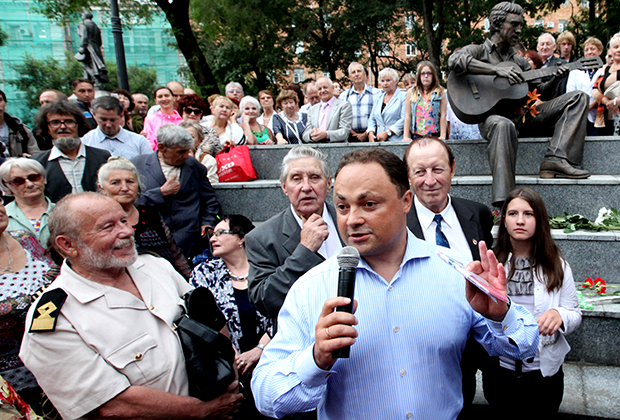 Мэр Владивостока Игорь Пушкарев (в центре на первом плане) выступает на открытии памятника Владимиру Высоцкому (2013)