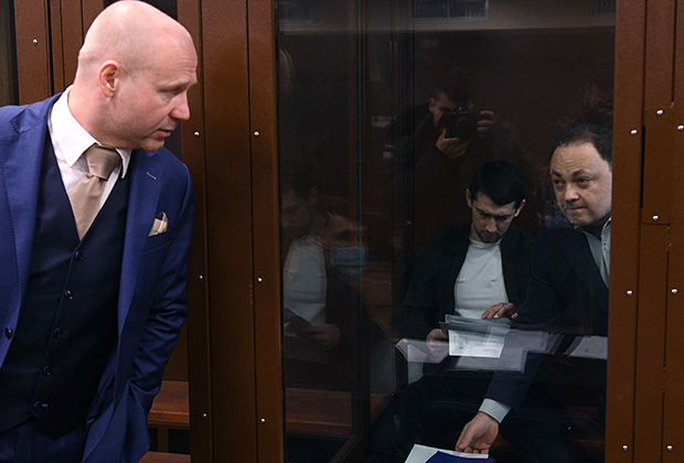 Бывший мэр Владивостока Игорь Пушкарев (справа), обвиняемый во взяточничестве, во время заседания в Тверском суде Москвы. Слева - адвокат Константин Третьяков (2019)