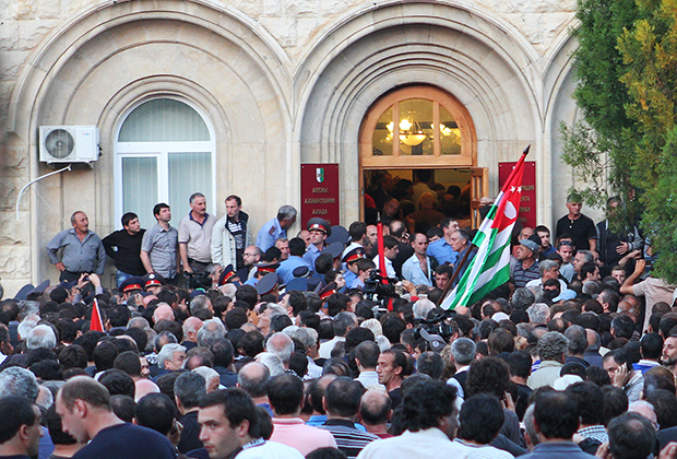 Сторонники оппозиции штурмуют здание администрации президента Абхазии Александра Анкваба, 2014 год