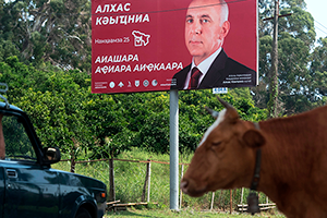 «Они считают, что у них тоже получится» Оппозиция готова взять власть в Абхазии. Как это изменит страну и ее отношения с Россией?