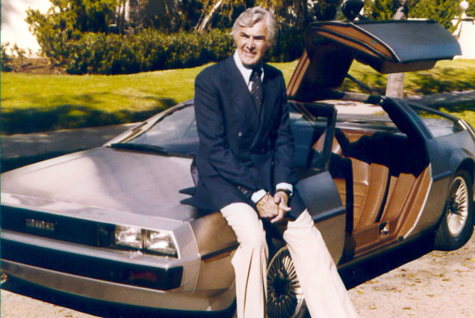 Джон Делореан на фоне прототипа, представленного в 1980 году. К тому моменту, согласно его первоначальным обещаниям, производство уже должно было идти на протяжении двух лет.