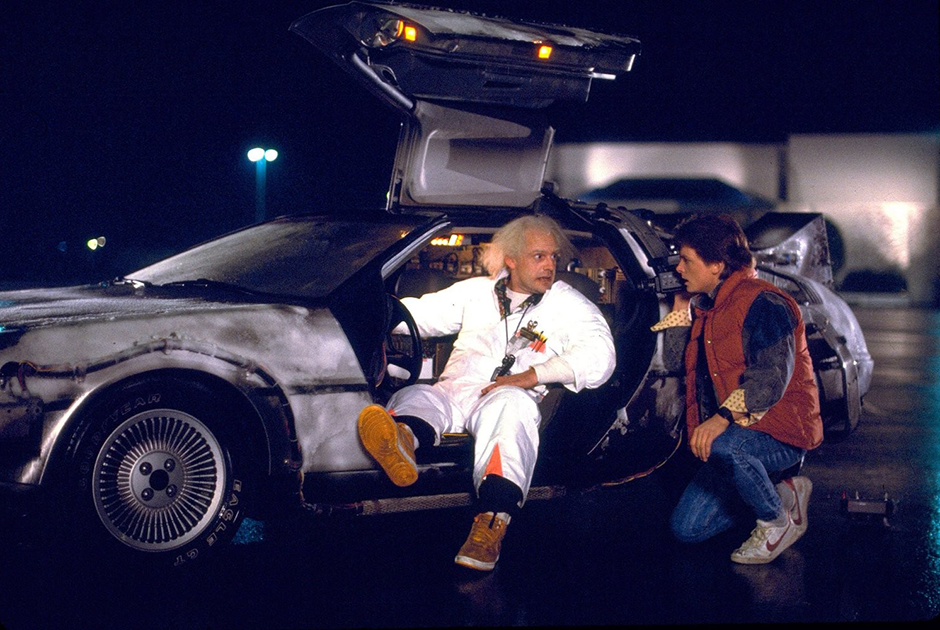 Когда на экран в 1985 году вышел первый фильм серии «Назад в будущее», DMC-12 уже не выпускали, так что на продажи DeLorean он эффекта не оказал. Но именно эта лента обессмертила машину и ее создателя.