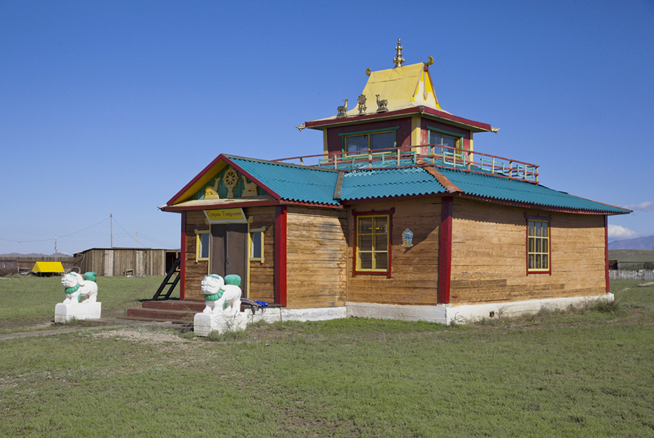Хурээ (буддийский храм) Сунрап-Гьяцолинг в селе Эрзин недалеко от границы с Монголией.