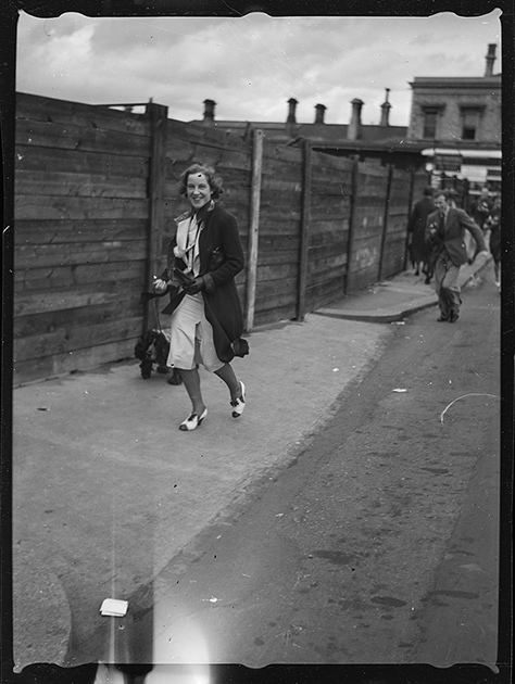 Девушка с кокер-спаниелем. Англия, 1939 год
