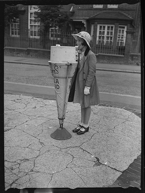 Угол улицы, где продается мороженое. Англия, 1939 год