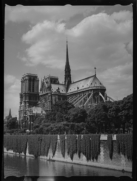 Собор Парижской Богоматери (Нотр-Дам де Пари). Вид с моста. Париж, Франция, 1939 год
