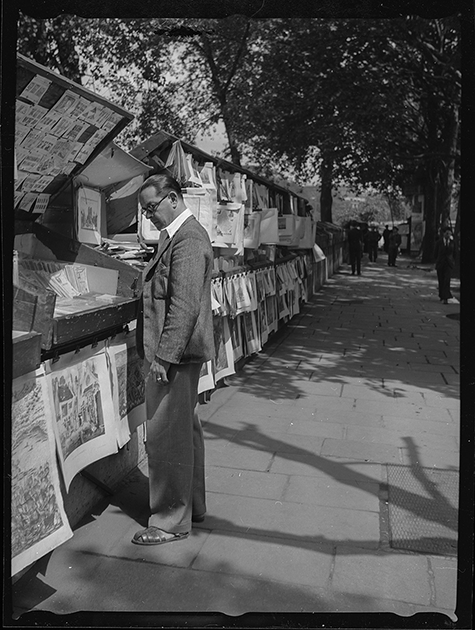 Мужчина покупает книгу на набережной Сены. Париж, Франция, 1939 год
