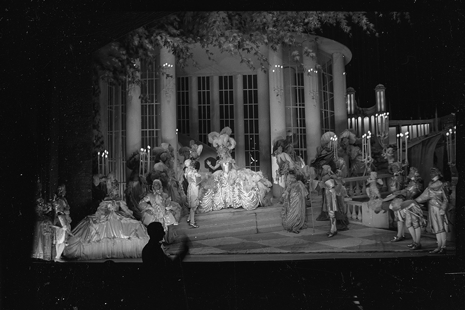 Театр. Сцена в парке. Париж, Франция, 1939 год
