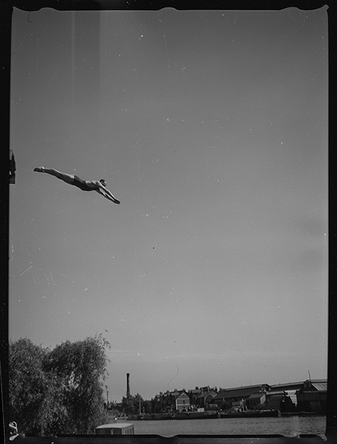 Ныряльщик в спортивном костюме. Париж, Франция, 1939 год
