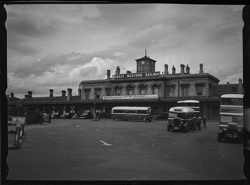 Здание станции Большой западной железной дороги. Лондон, Англия, 1939 год
