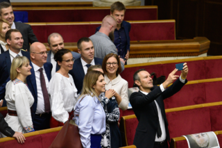 Председатель Верховной рады Украины Дмитрий Разумков (третий слева) и представитель главы государства в парламенте Руслан Стефанчук (второй слева)