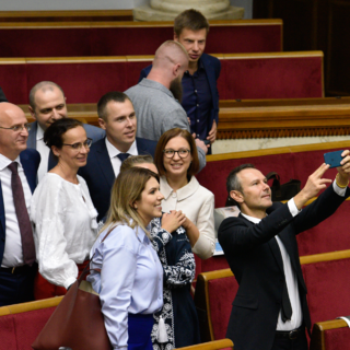 Председатель Верховной рады Украины Дмитрий Разумков (третий слева) и представитель главы государства в парламенте Руслан Стефанчук (второй слева)