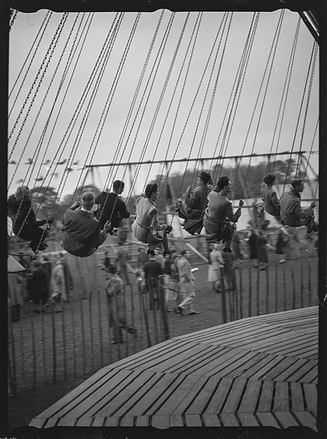Люди на карусели. Англия, 1939 год