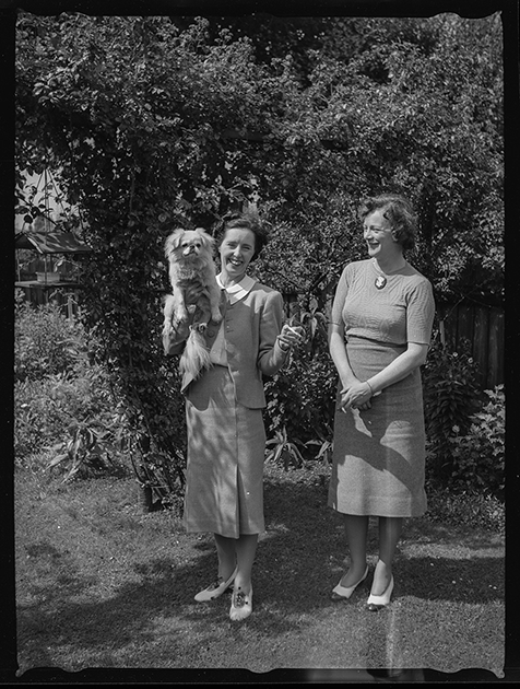 Родственники фотографа в саду. Париж, Франция, 1939 год

