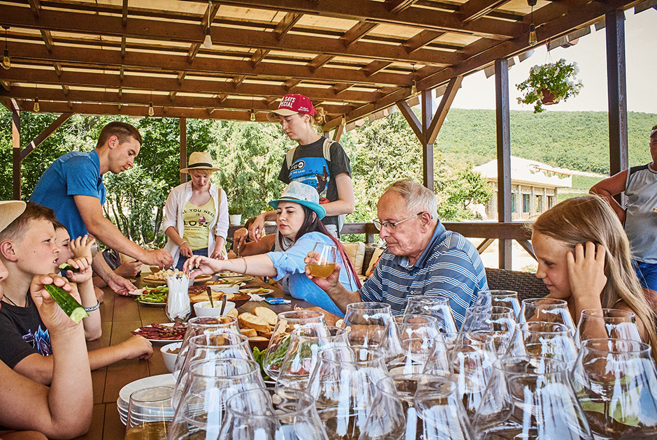 На небольших виноградниках взрослые дегустируют вина, а дети — местные фрукты