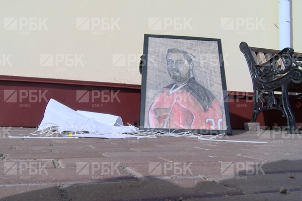 Сделанный своими руками подарок российскому хоккеисту нашли в мусоре