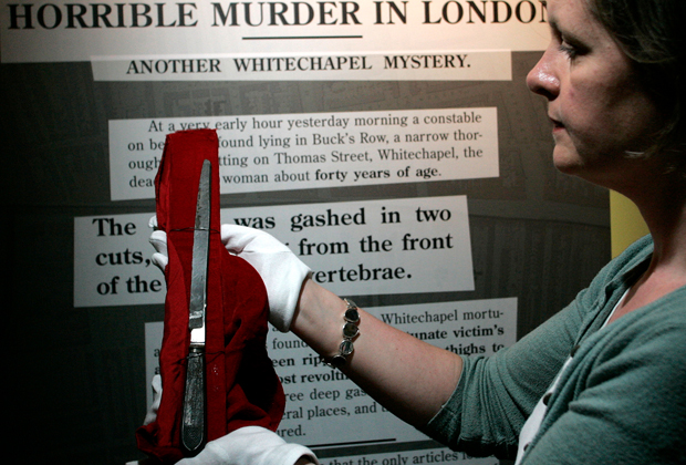Сотрудник музея показывает нож, которым, предположительно, пользовался Джек-потрошитель