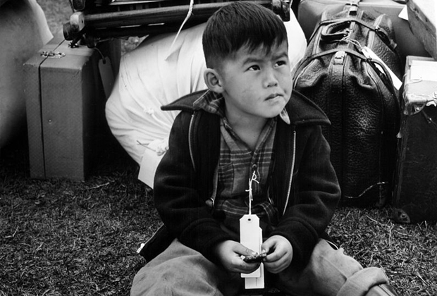 Маленький японец с биркой об эвакуации, май 1942 года
