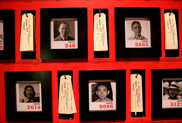 Бирки и фотографии заключенных в памятном музее в Манзанаре, Калифорния