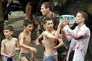 Спасенные заложники, пострадавшие во время теракта в Беслане. 