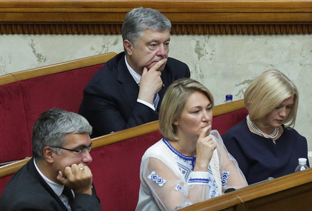 Бывший президент Украины Петр Порошенко (на заднем плане) на первом заседании девятого созыва Верховной Рады