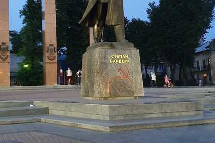 Во Львове разрисовали памятник Бандере